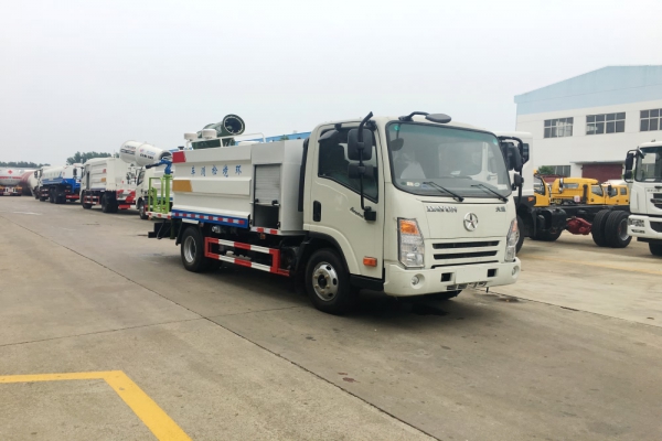 大運(yùn)多功能抑塵車(chē)(5噸、30米霧炮機(jī))