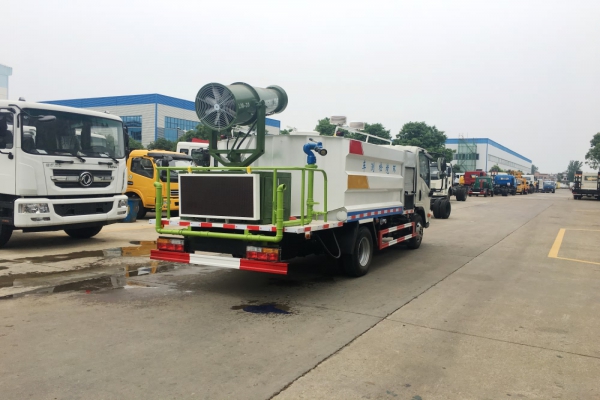 大運(yùn)多功能抑塵車(chē)(5噸、30米霧炮機(jī))圖片