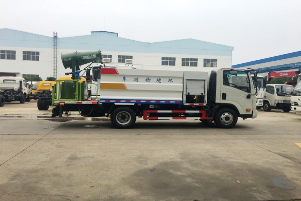 大運(yùn)多功能抑塵車(chē)(5噸、30米霧炮機(jī))圖片