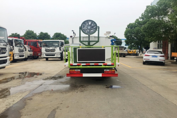 大運(yùn)多功能抑塵車(chē)(5噸、30米霧炮機(jī))圖片