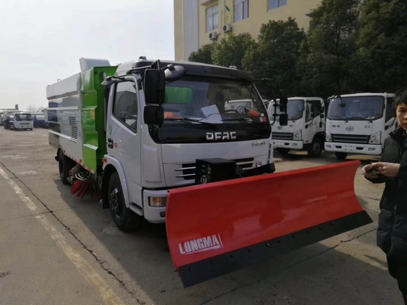 東風大多利卡8方吸塵車