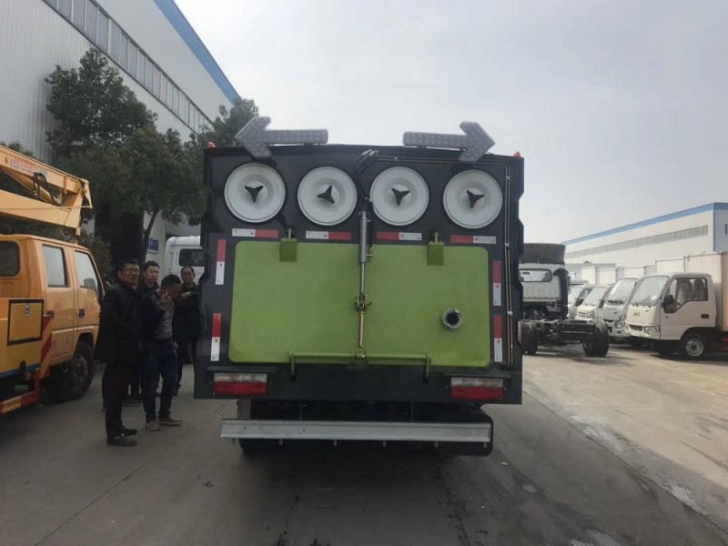 東風小多利卡5方吸塵車